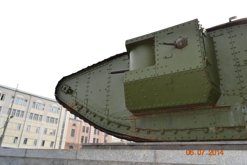 Британский танк Mk. V. Установка шестифунтовой (по-нашему, калибра 57 мм) пушки типа QF